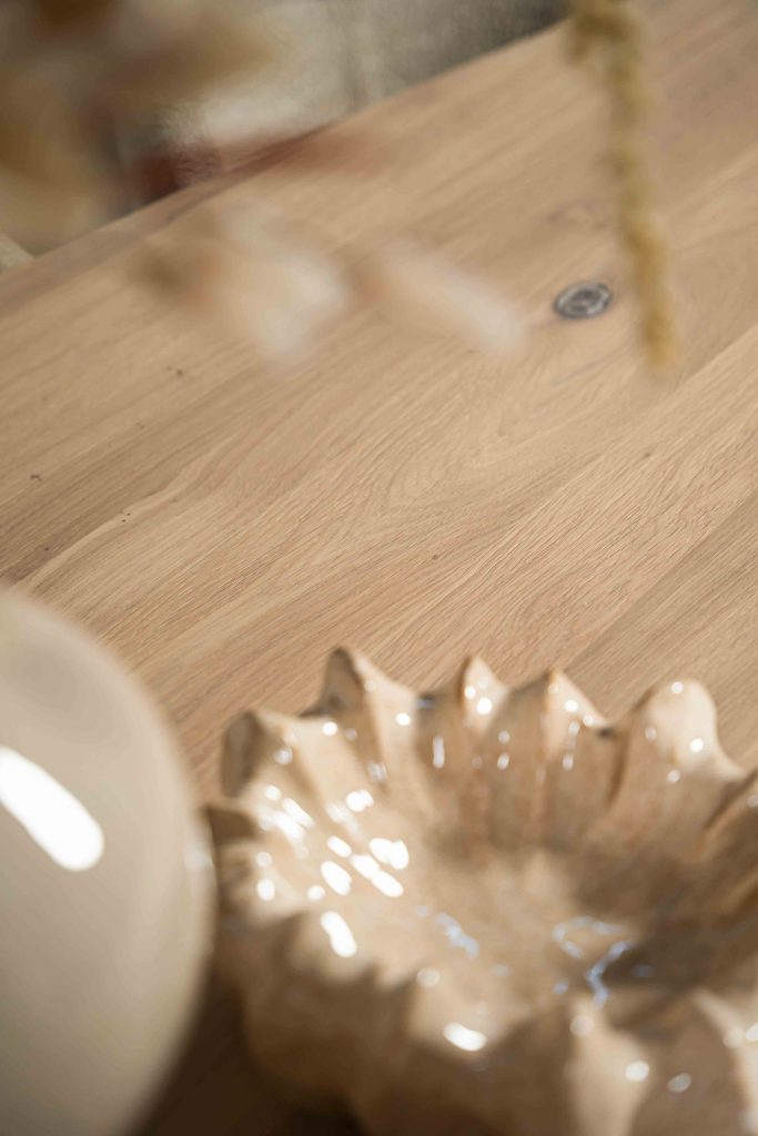 La table à manger ovale danoise Montpellier en Smoke par Room108.