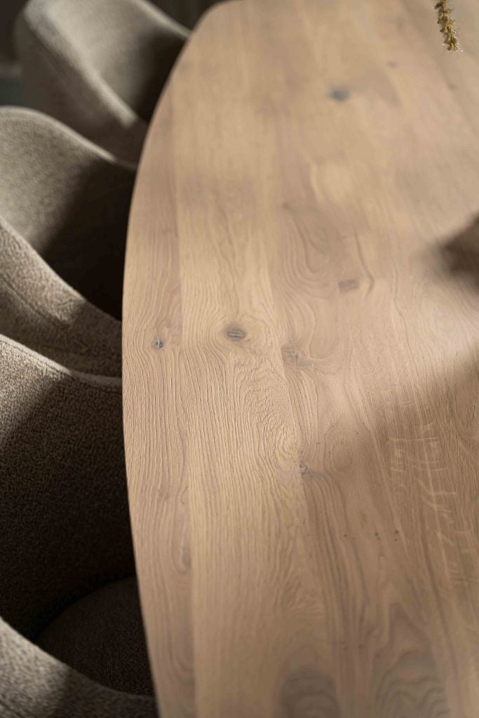 La table à manger ovale danoise Montpellier en Smoke par Room108.