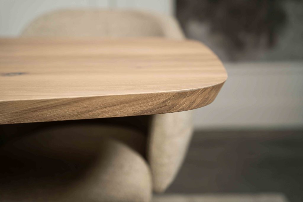 La table à manger ovale danoise Montpellier en Smoke par Room108.