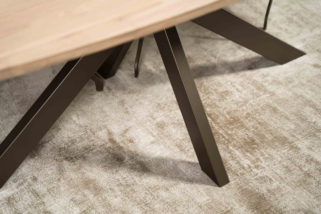 La table à manger ovale danoise Montpellier avec pied araignée asymétrique de Room108.