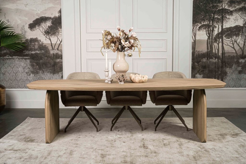 De Deens ovale eettafel Montpellier met ovale houten poot van Room108