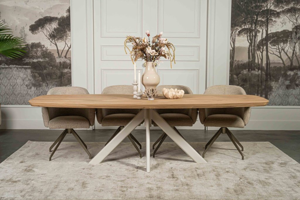 De Deens ovale eettafel Montpellier met een witte/crème Spinpoot van Room108.