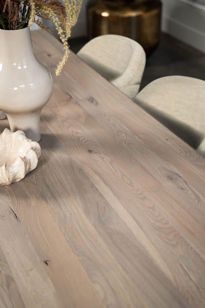 Questa è una delle nostre numerose combinazioni di tavoli. Hai trovato un'altra gamba che vorresti abbinare a questo piano o viceversa? È possibile combinare e abbinare! Vieni a trovarci in uno dei nostri negozi e scopri tutte le possibilità. Vuoi vedere (una variante del) Granville in negozio? Sei il benvenuto a: Room108 Amsterdam Room108 Bruges Room108 Eindhoven Room108 Kalmthout Room108 Rotterdam Room108 Sint-Truiden Whoon Oisterwijk