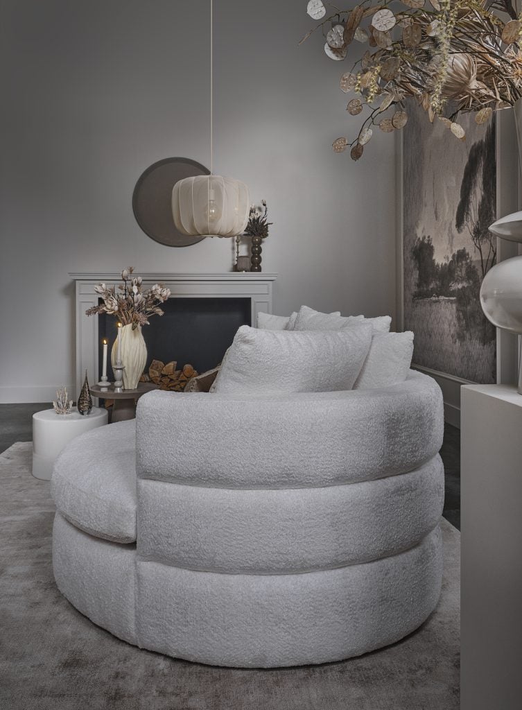 Detailshot van Witte loungebank met organische vorm.