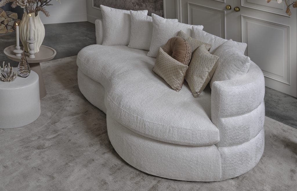 Witte loungebank met organische vorm en stiknaden rugleuning