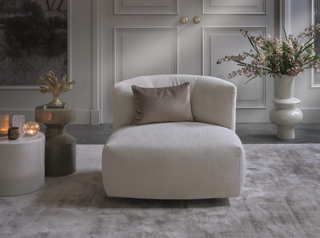 fauteuil pivotant beige dans un intérieur naturel