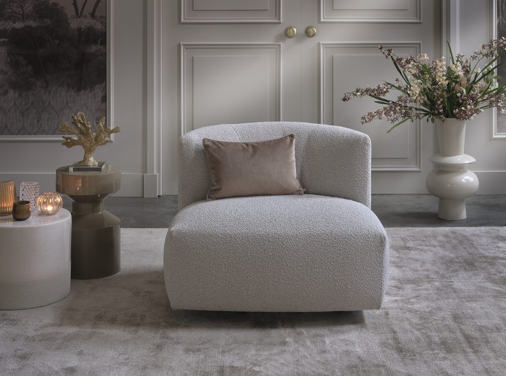 Lussuosa poltrona girevole con funzione dondolo. In tessuto beige con interno naturale.