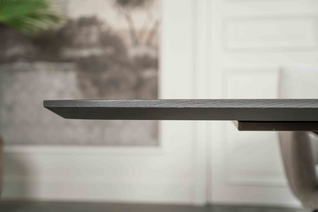 De Deens ovale slanke eettafel Bordeaux met metalen mikado poot van Room108.