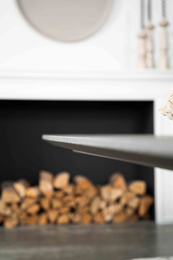 De Deens ovale slanke eettafel Bordeaux met metalen mikado poot van Room108.