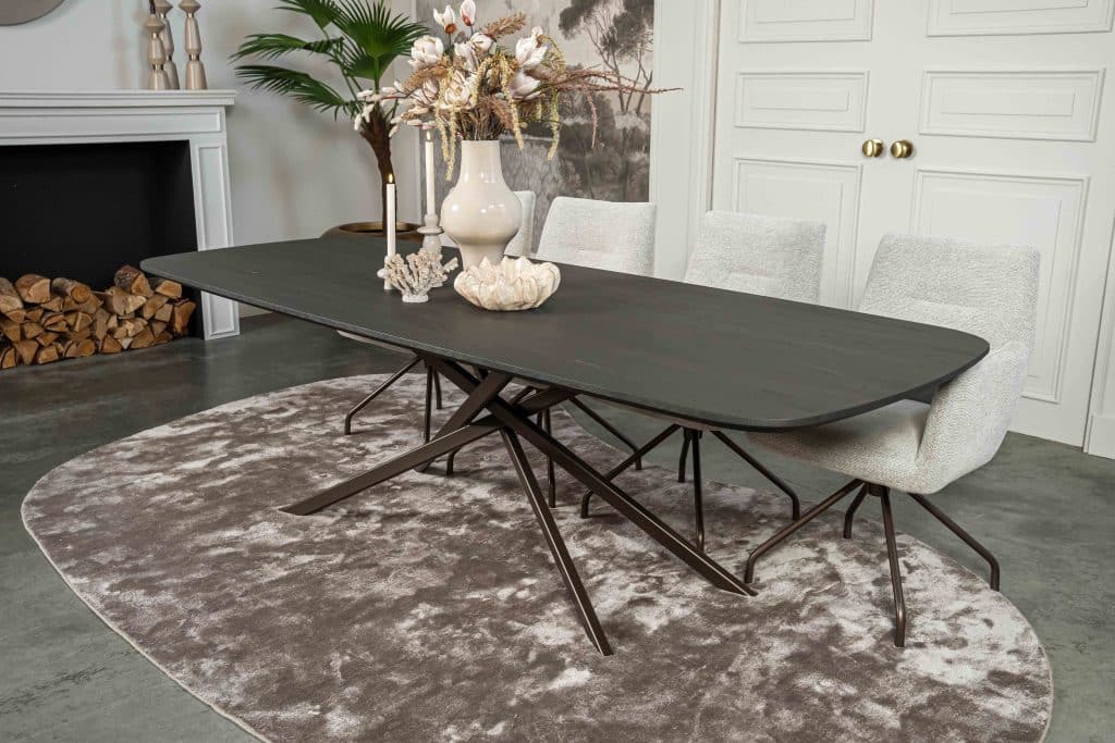 De Deens ovale slanke eettafel Bordeaux met metalen mikado poot van Room108.
