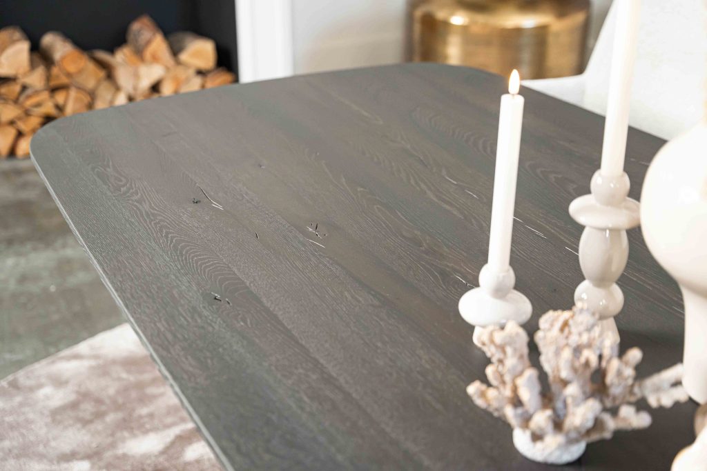 De Deens ovale slanke eettafel Bordeaux met metalen mikado poot van Room108.