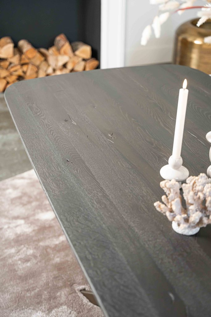 De Deens ovale slanke eettafel Bordeaux met metalen mikado poot van Room108.