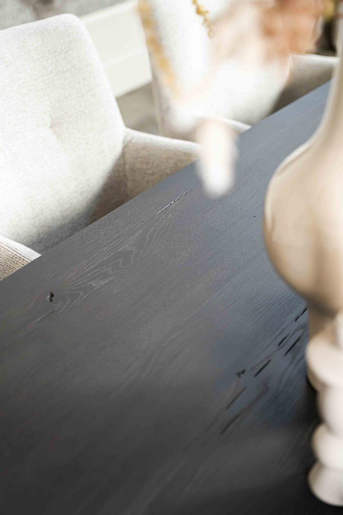 De Deens ovale slanke eettafel Bordeaux met metalen mikado poot van Room108.