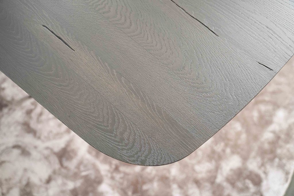 De Deens ovale slanke eettafel Bordeaux met ovale spinpoot van Room108.