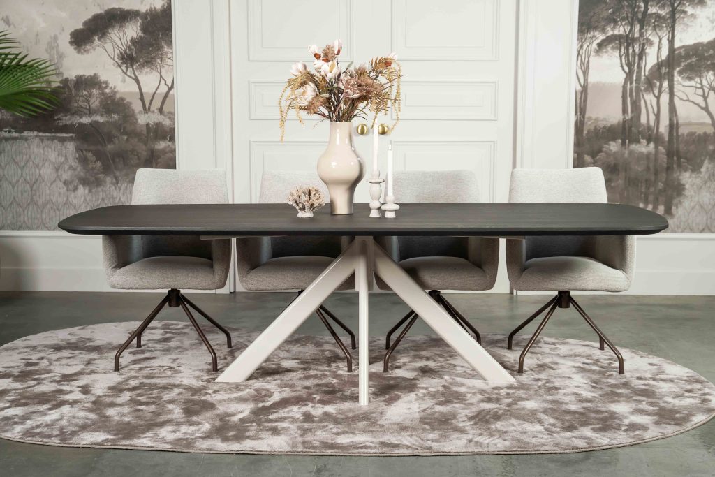 De Deens ovale slanke eettafel Bordeaux met ovale spinpoot van Room108.