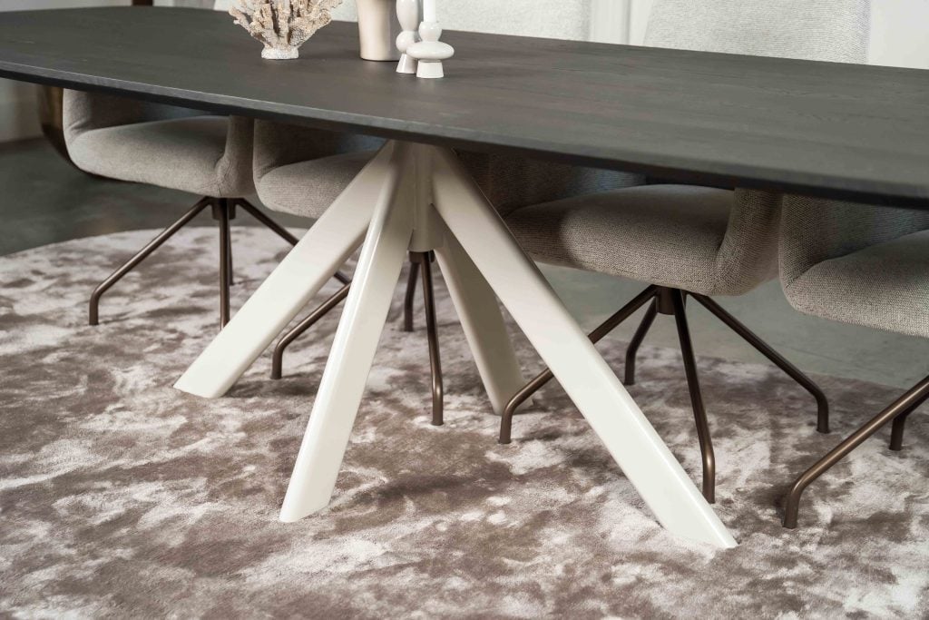 De Deens ovale slanke eettafel Bordeaux met ovale spinpoot van Room108.