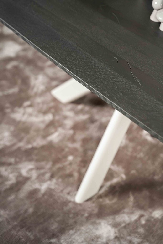 De Deens ovale slanke eettafel Bordeaux met ovale spinpoot van Room108.