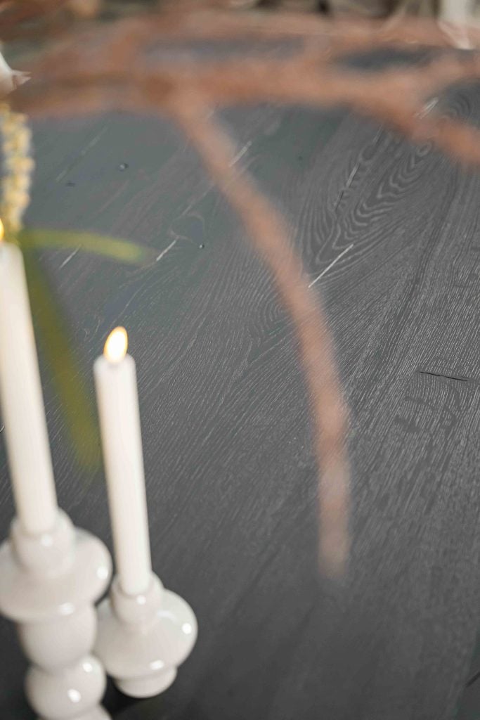 De Deens ovale slanke eettafel Bordeaux met ovale spinpoot van Room108.