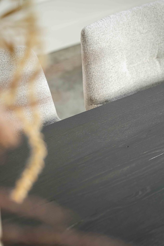 De Deens ovale slanke eettafel Bordeaux met ovale spinpoot van Room108.