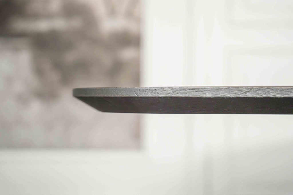 De Deens ovale slanke eettafel Bordeaux met ovale spinpoot van Room108