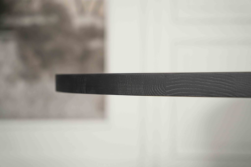 De ovale eettafel Marseille met een slanke spinpoot van Room108.