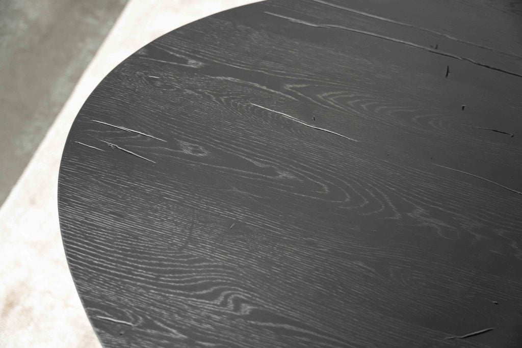 De ovale eettafel Marseille met een slanke spinpoot van Room108.