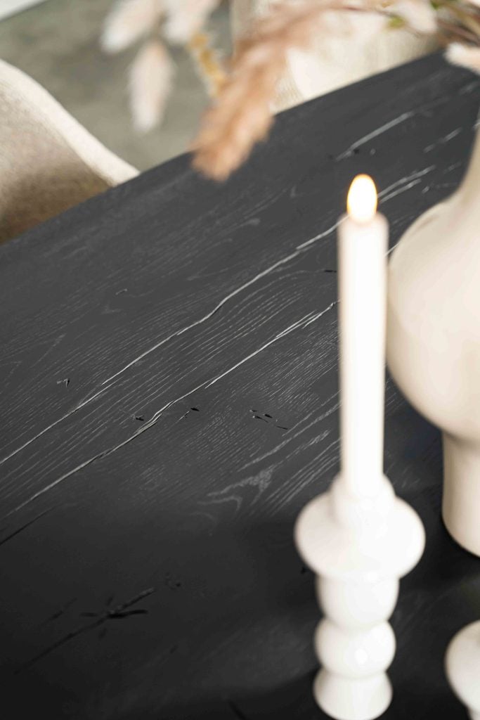 De ovale eettafel Marseille met een slanke spinpoot van Room108.