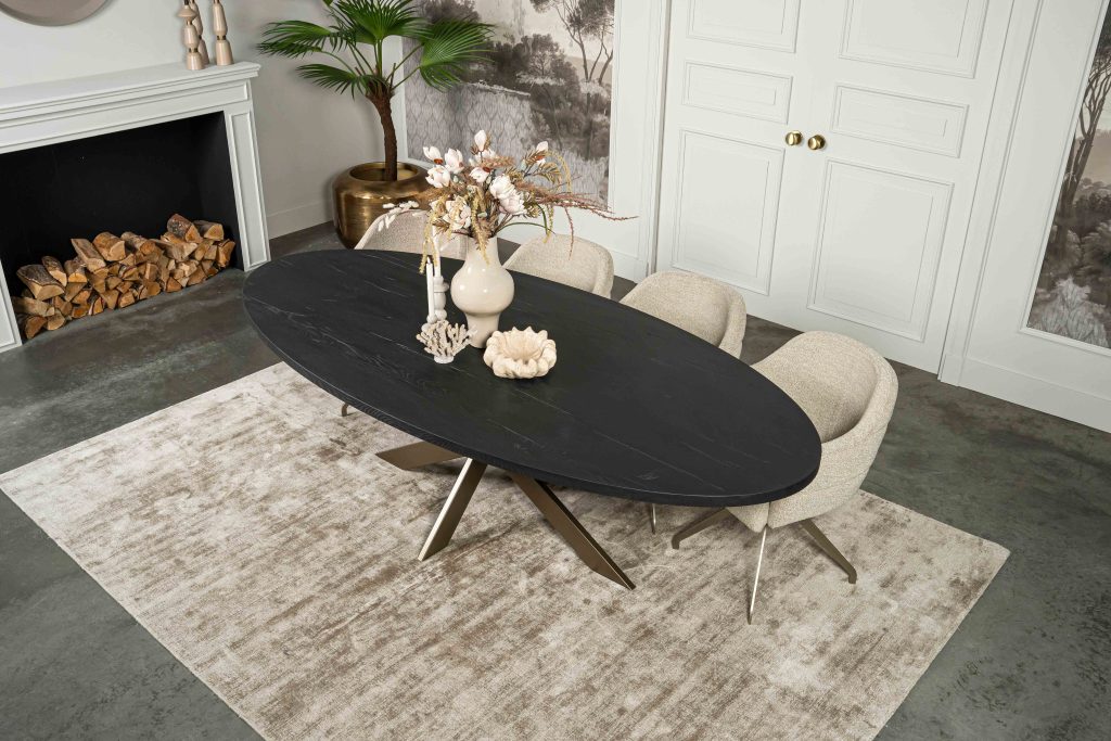 De ovale eettafel Marseille met een slanke spinpoot van Room108.