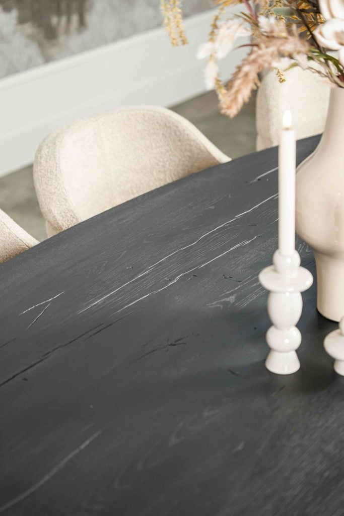 De ovale eettafel Marseille met een slanke spinpoot van Room108.