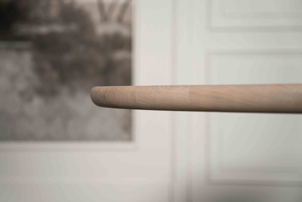 De ovale eettafel Marseille met een spinpoot koker ovaal van Room108.