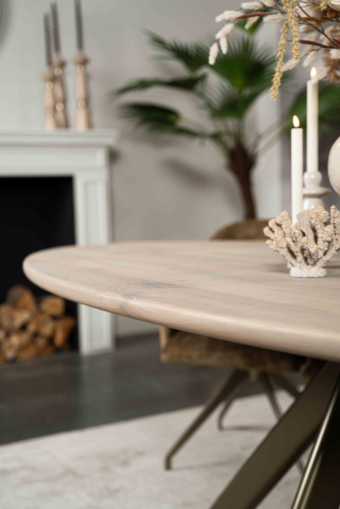 De ovale eettafel Marseille met een spinpoot koker ovaal van Room108.