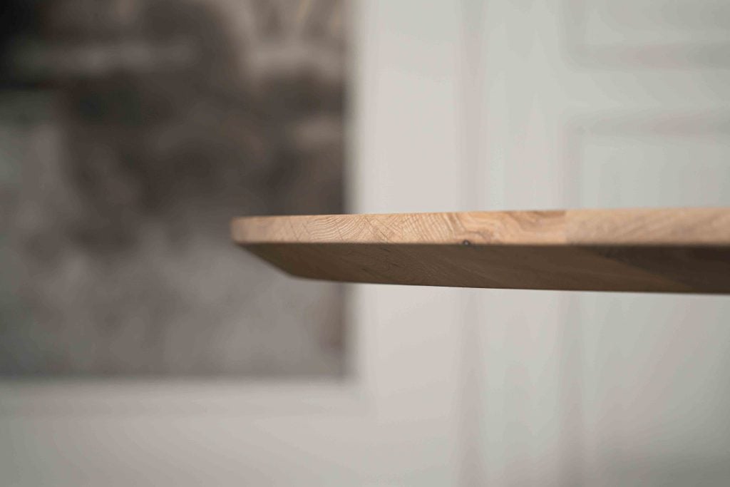 De ovale eettafel Marseille met een spinpoot A-symmetrisch van Room108.