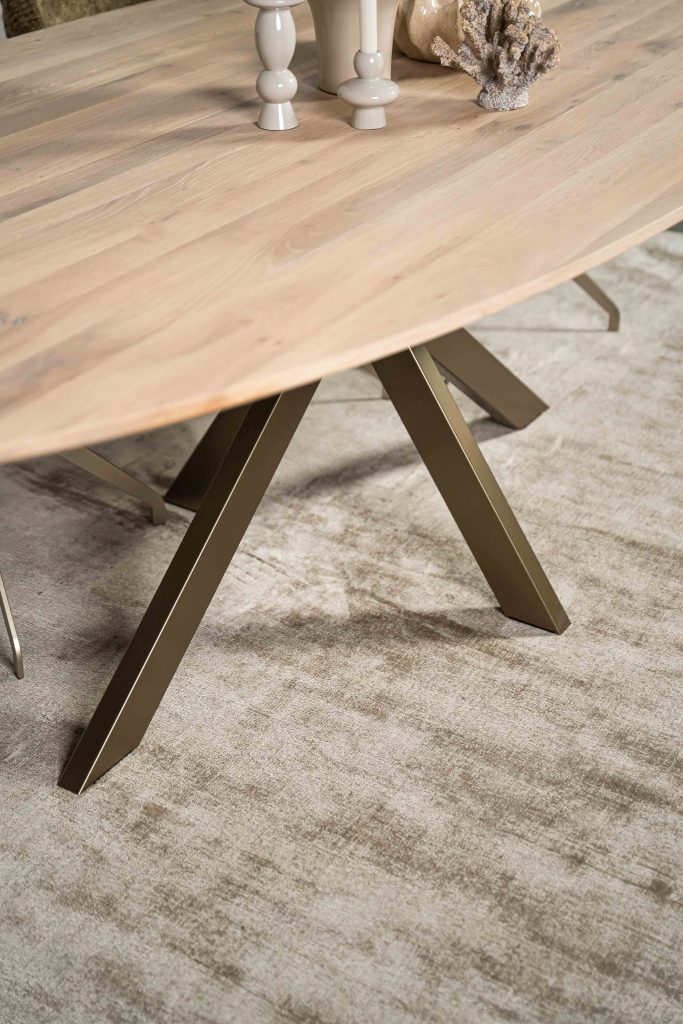 De ovale eettafel Marseille met een spinpoot A-symmetrisch van Room108.