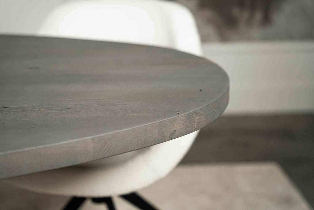 De ovaal rechte eettafel Toulouse met een Hercules poot van Room108.