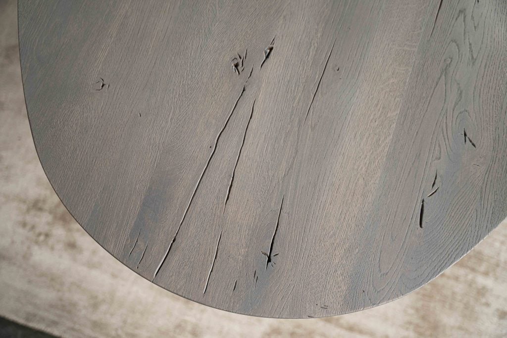 De ovaal rechte eettafel Toulouse met een Hercules poot van Room108.