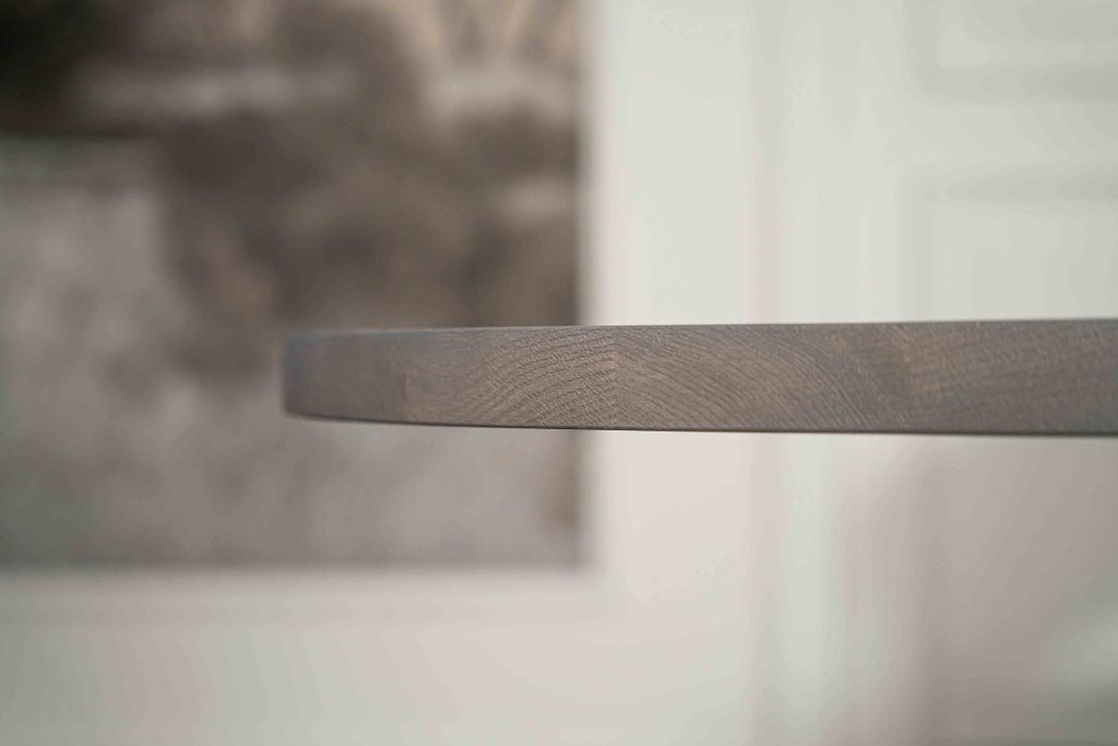 De ovaal rechte eettafel Toulouse met een Hercules poot van Room108.