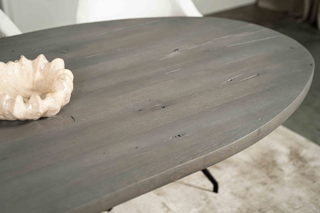 De ovaal rechte eettafel Toulouse met een Hercules poot van Room108.