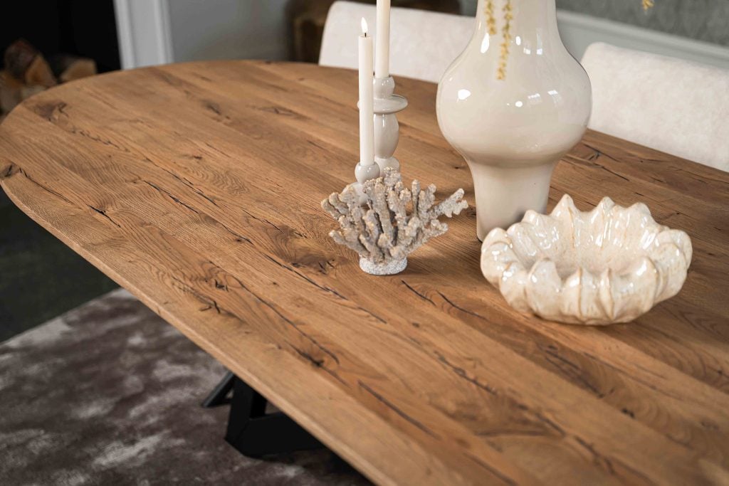 De ovaal rechte eettafel Toulouse met een spinpoot WX van Room108