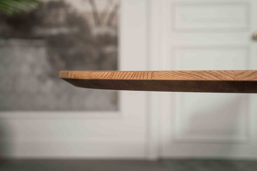 De ovaal rechte eettafel Toulouse met een spinpoot WX van Room108