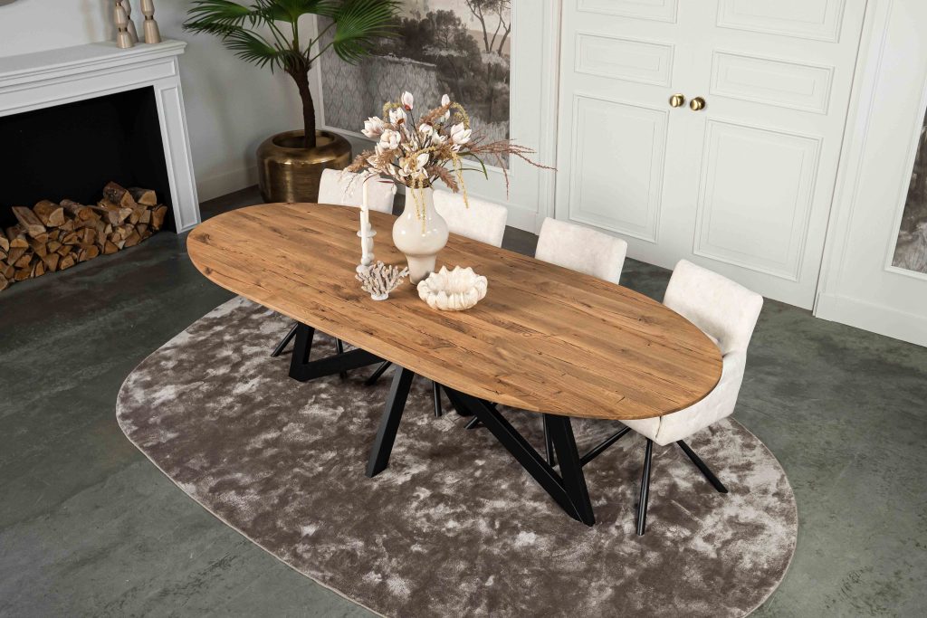 De ovaal rechte eettafel Toulouse met een spinpoot WX van Room108