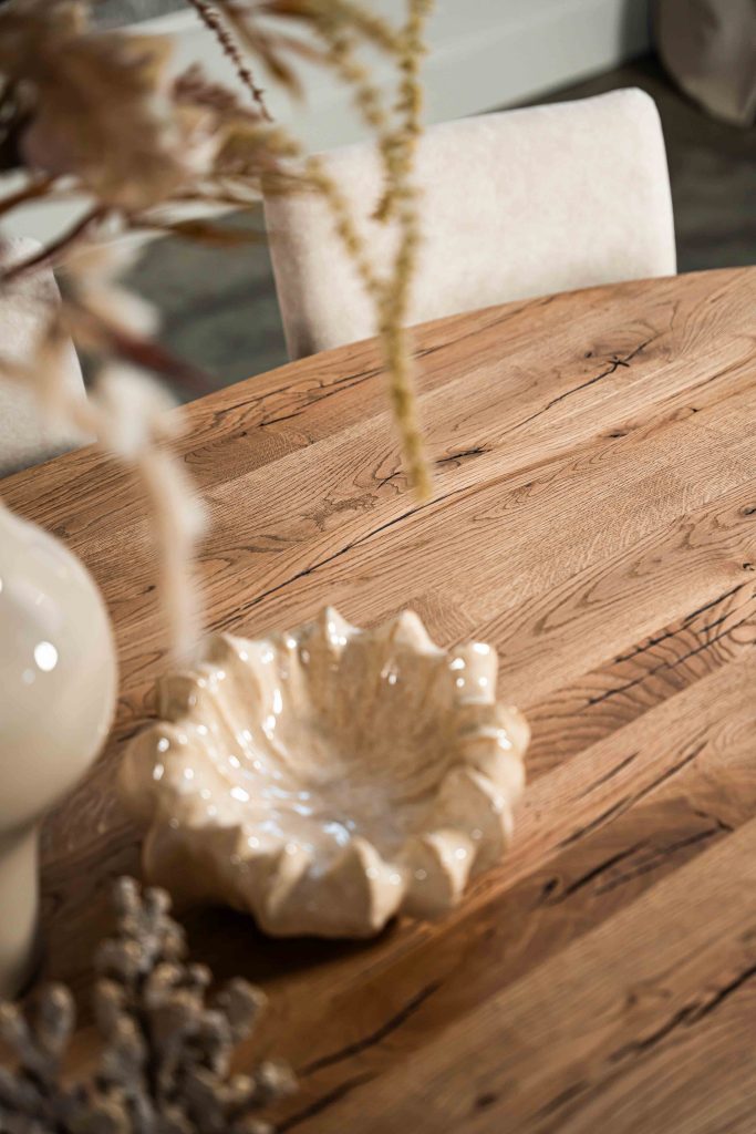 De ovaal rechte eettafel Toulouse met een spinpoot WX van Room108