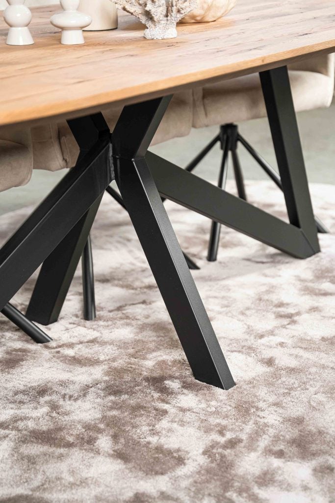 De ovaal rechte eettafel Toulouse met een spinpoot WX van Room108