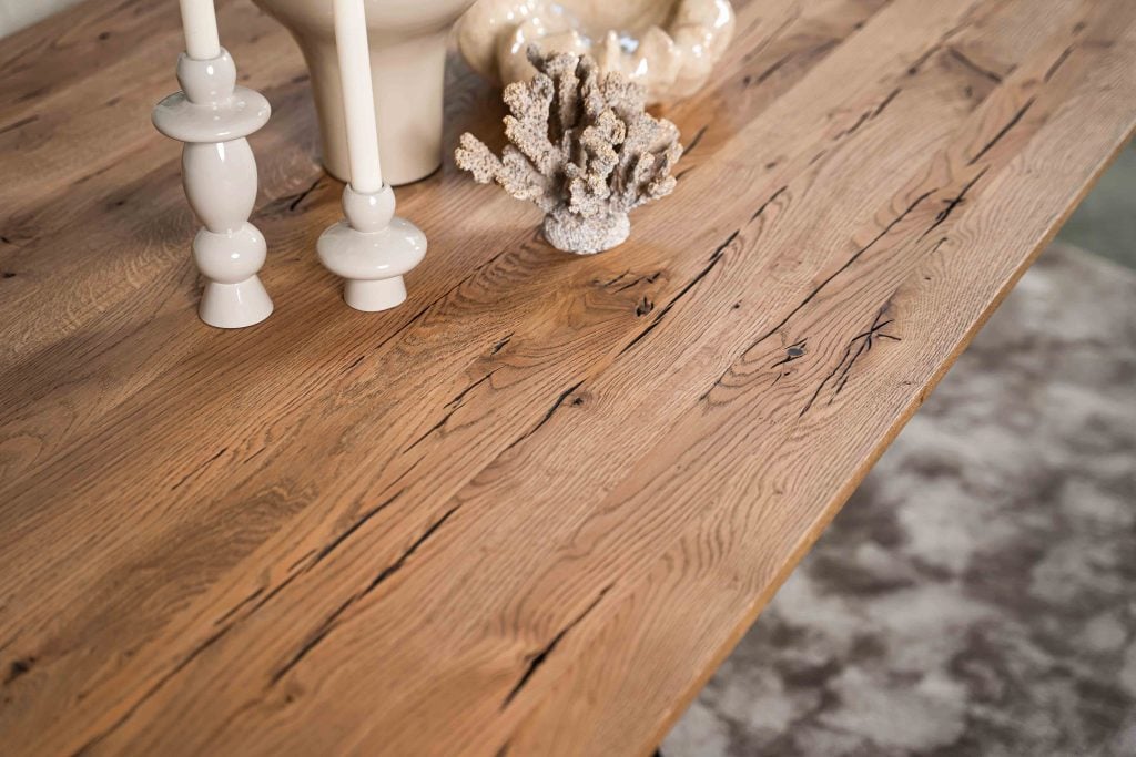 De ovaal rechte eettafel Toulouse met een spinpoot WX van Room108