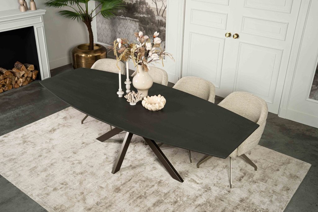 Der schöne halbovale Esstisch mit einem asymmetrischen Spinnenbein von Room108