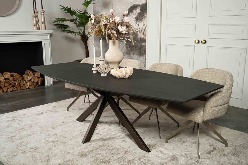 Der schöne halbovale Esstisch mit einem asymmetrischen Spinnenbein von Room108