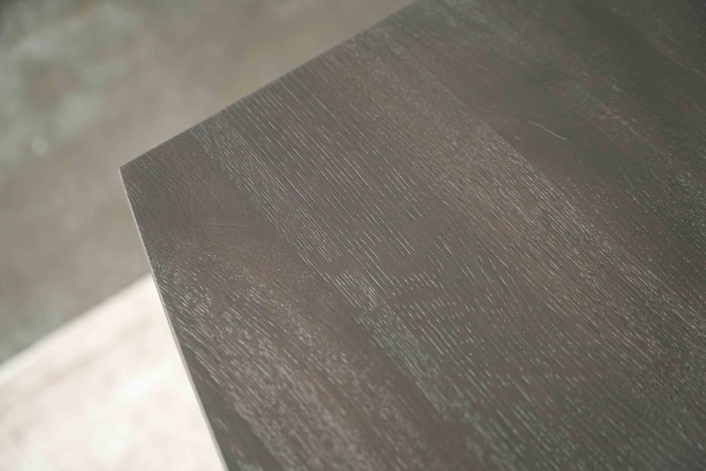 Der schöne halbovale Esstisch mit einem asymmetrischen Spinnenbein von Room108