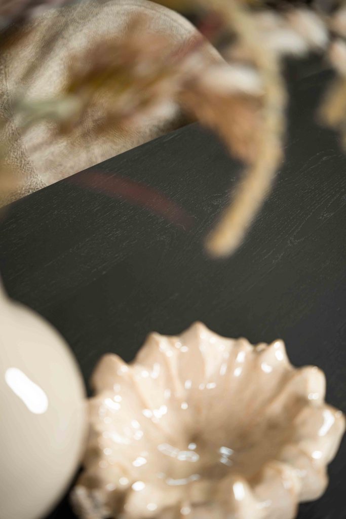 Der schöne halbovale Esstisch mit einem asymmetrischen Spinnenbein von Room108