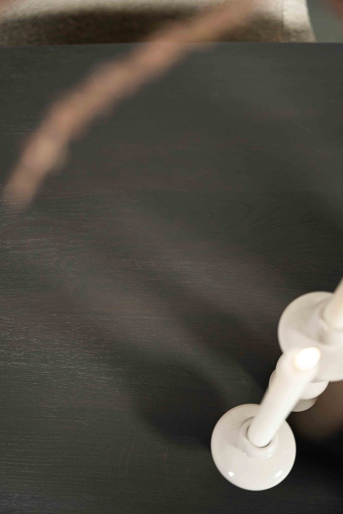 Der schöne halbovale Esstisch mit einem asymmetrischen Spinnenbein von Room108