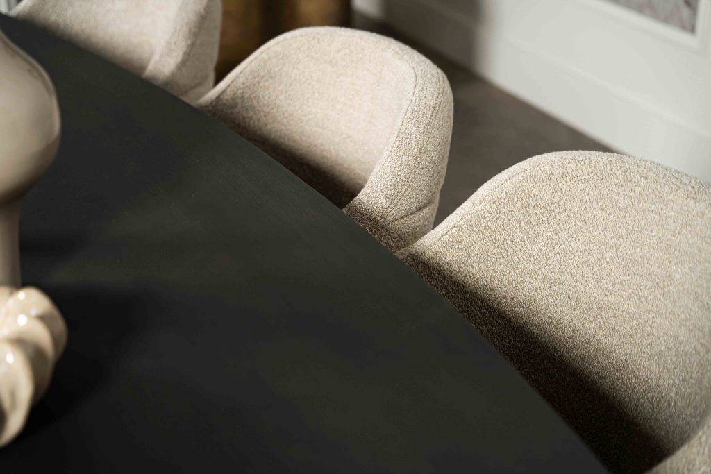 Der schöne halbovale Esstisch mit einem asymmetrischen Spinnenbein von Room108