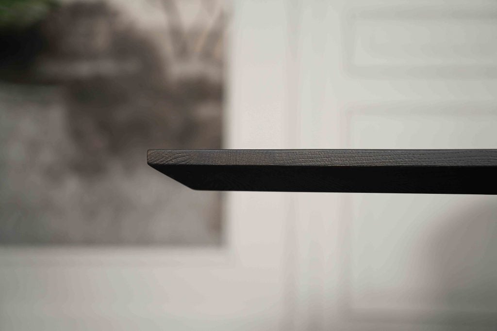 Der schöne halbovale Esstisch mit einem asymmetrischen Spinnenbein von Room108